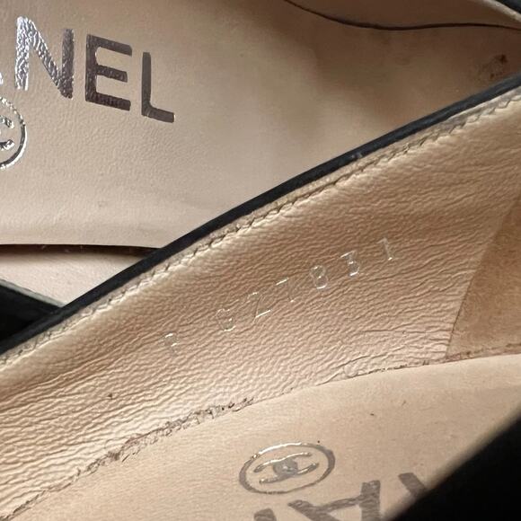 Chanel Black Interlocking CC Logo Suede Pumps, US6/IT36 - Picture 12 of 16